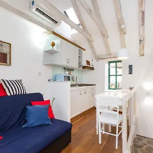 Charming Little House In Center Apartment