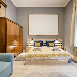 Urban Tranquillity By The Main Shopping Street Apartment Budapest